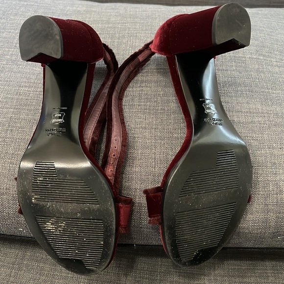 Authentic Stuart Weitzman velvet heels - Picture 6 of 11
